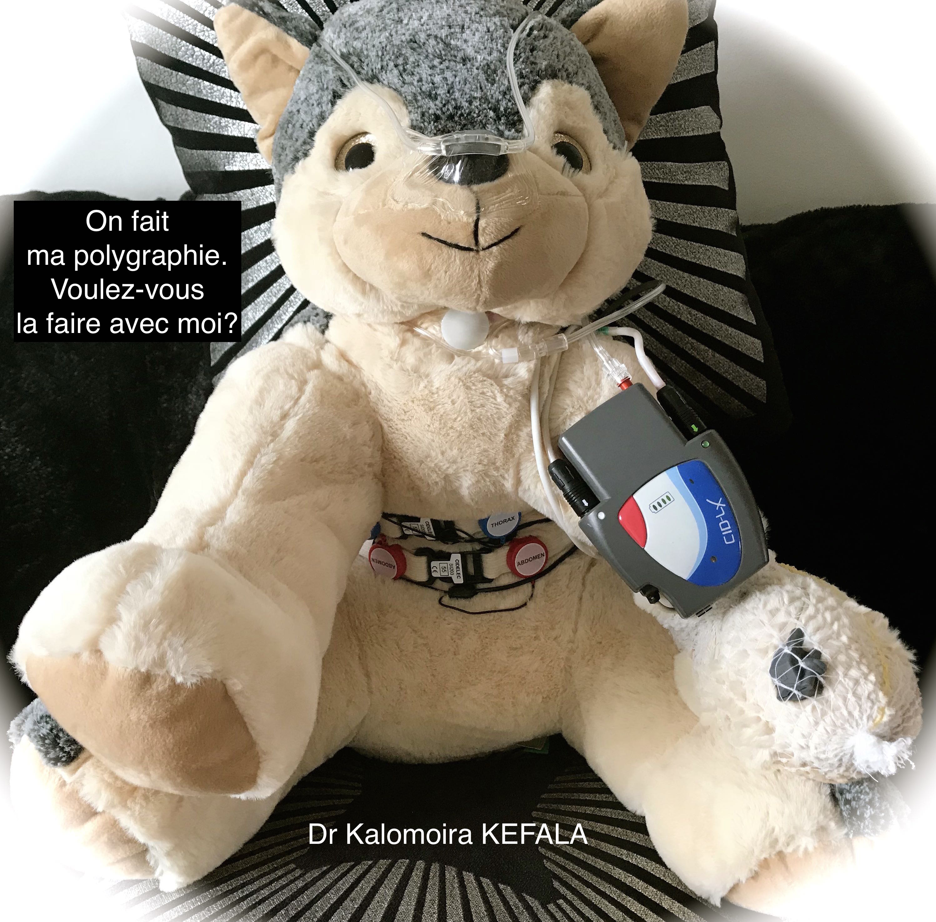 Doudou en peluche portant un polygraphe Cidelec, utilisé pour familiariser les enfants avec l'examen