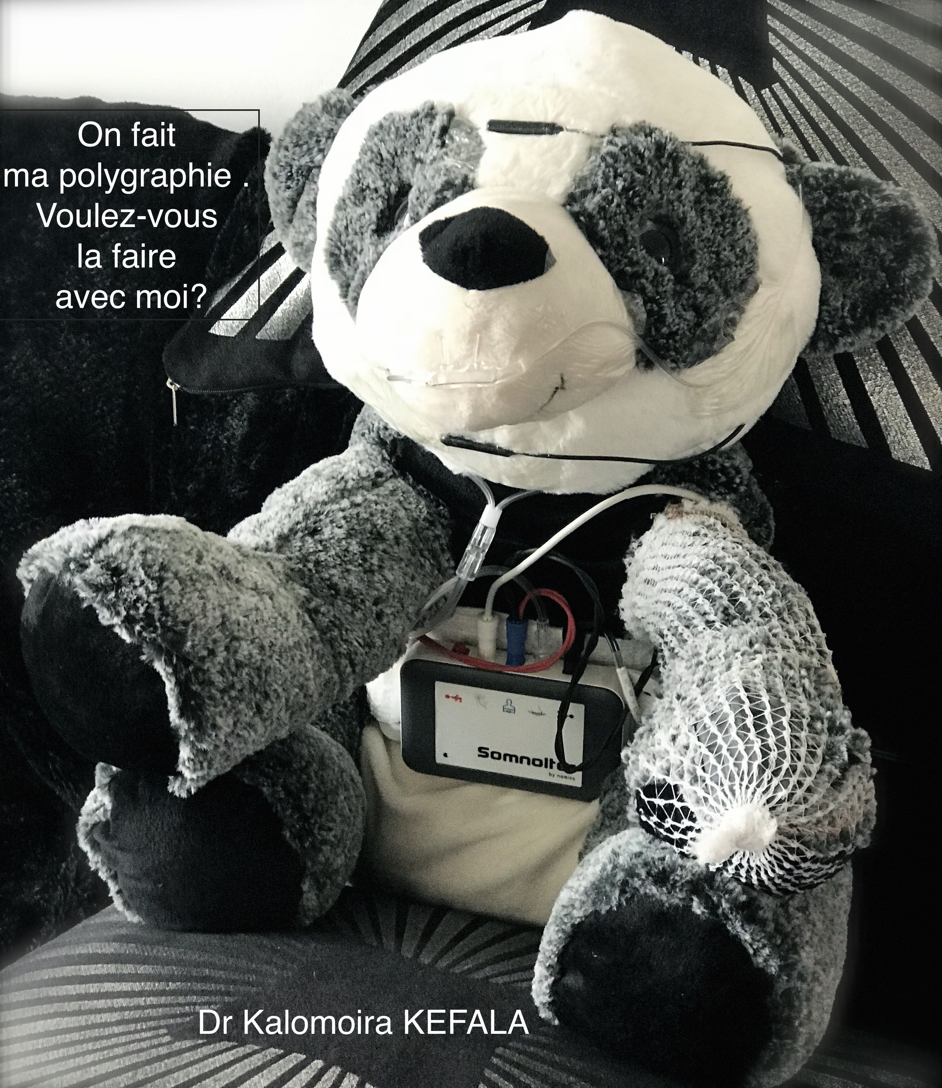 Doudou en peluche portant un polygraphe Somnolter, utilisé pour familiariser les enfants avec l'examen